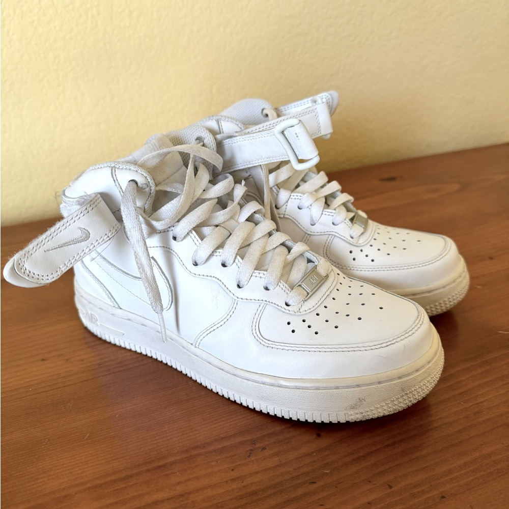 Women’s White Nike Air Force 1 sneakers